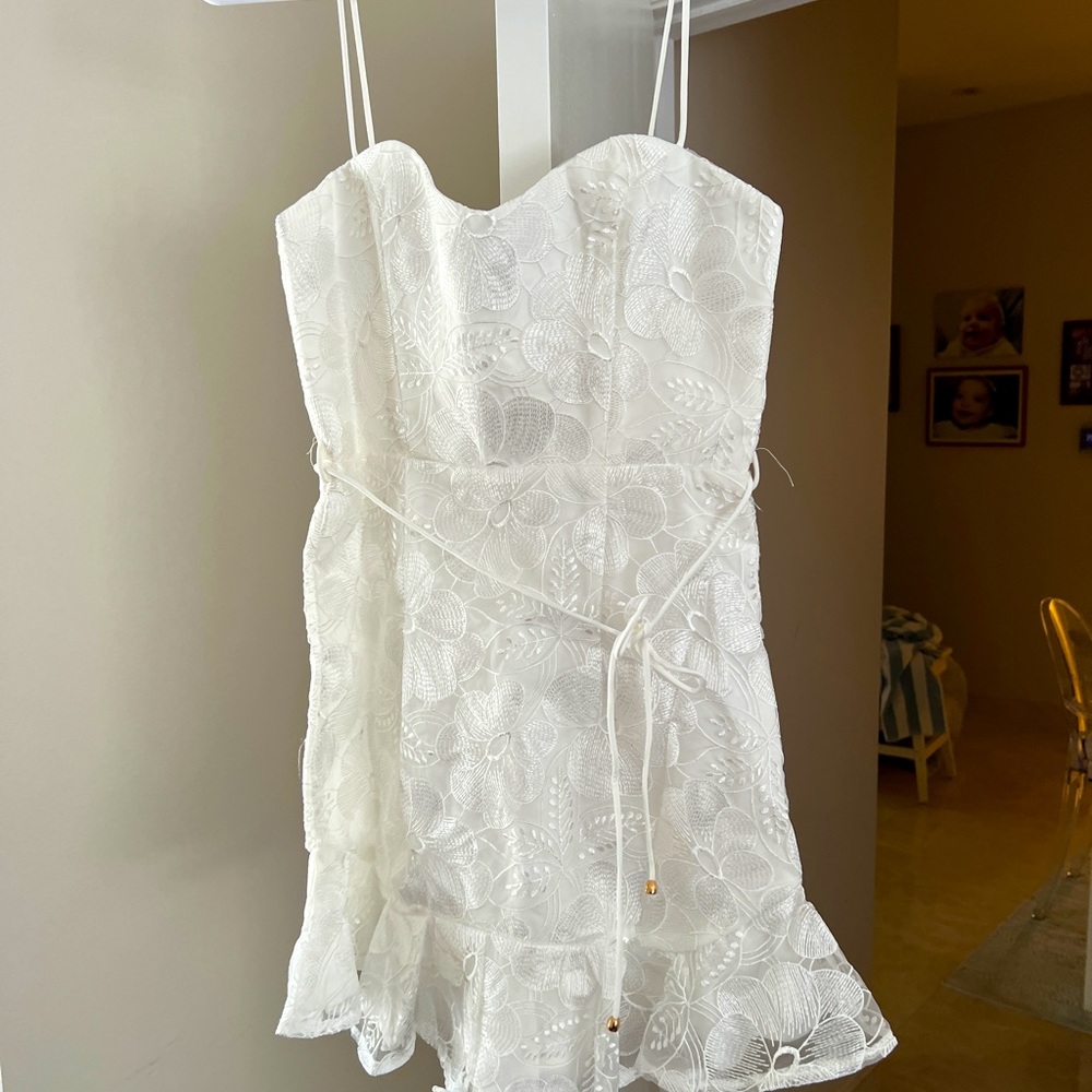 Beautiful white mini dress me never wore perfect for a brunch or a graduation